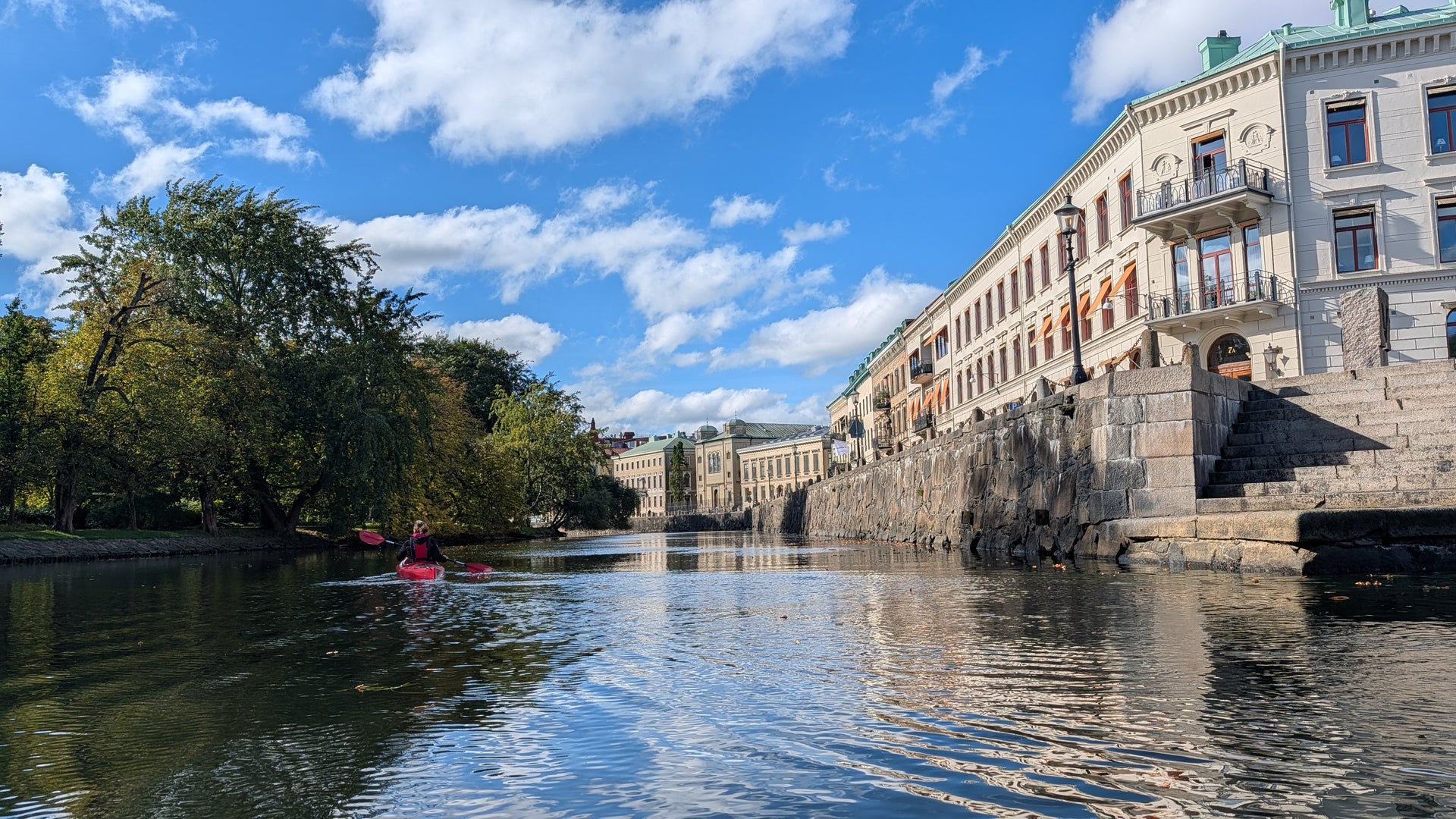 a person kayaking next to Storahamngaten in Gothenburg 